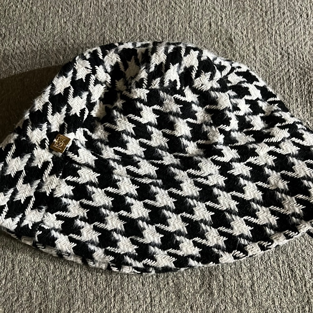 Anne Klein Black and White Winter Hat. Hat is in Excellent Condition